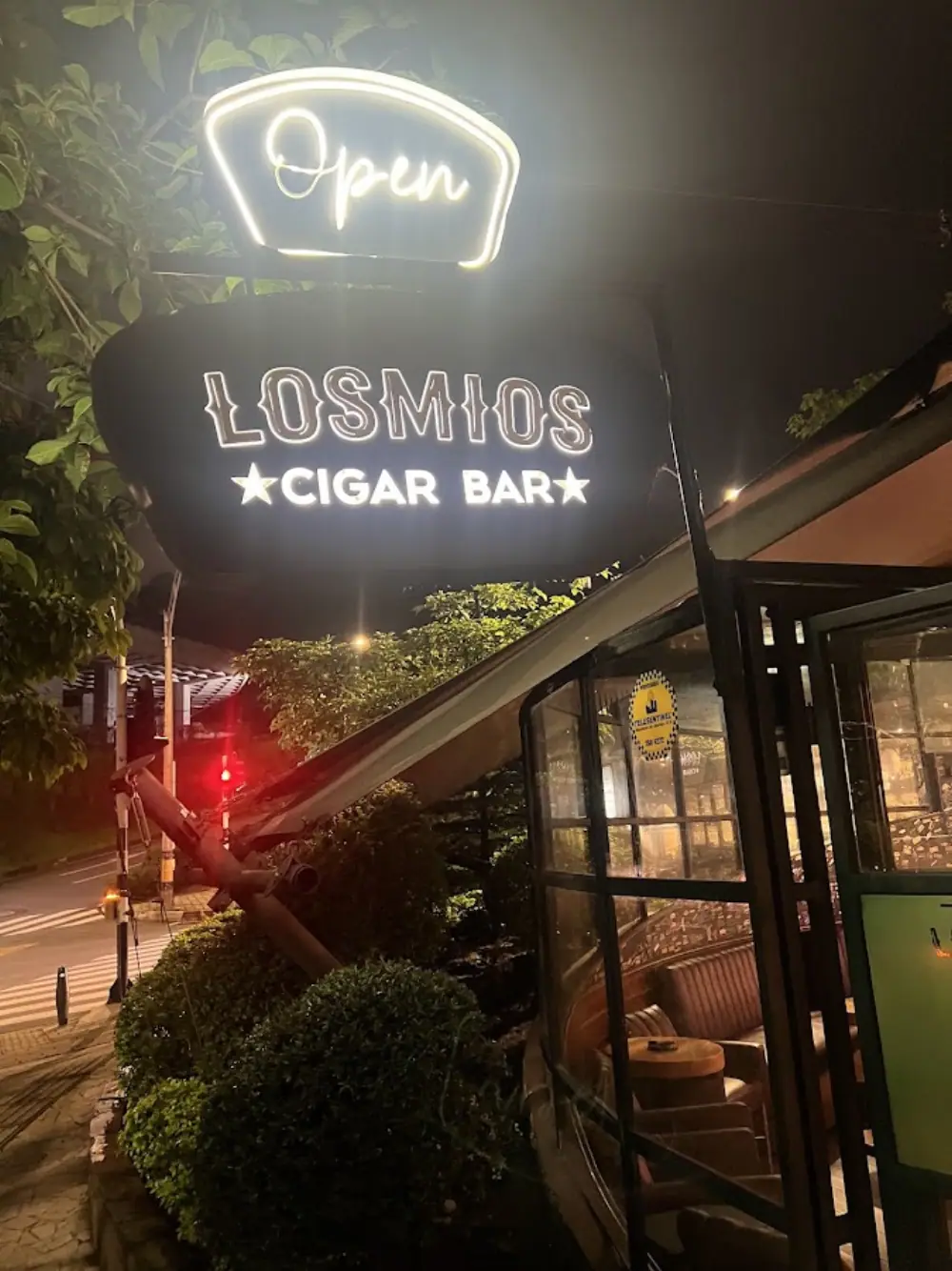 Losmios Cigar Bar, Bar