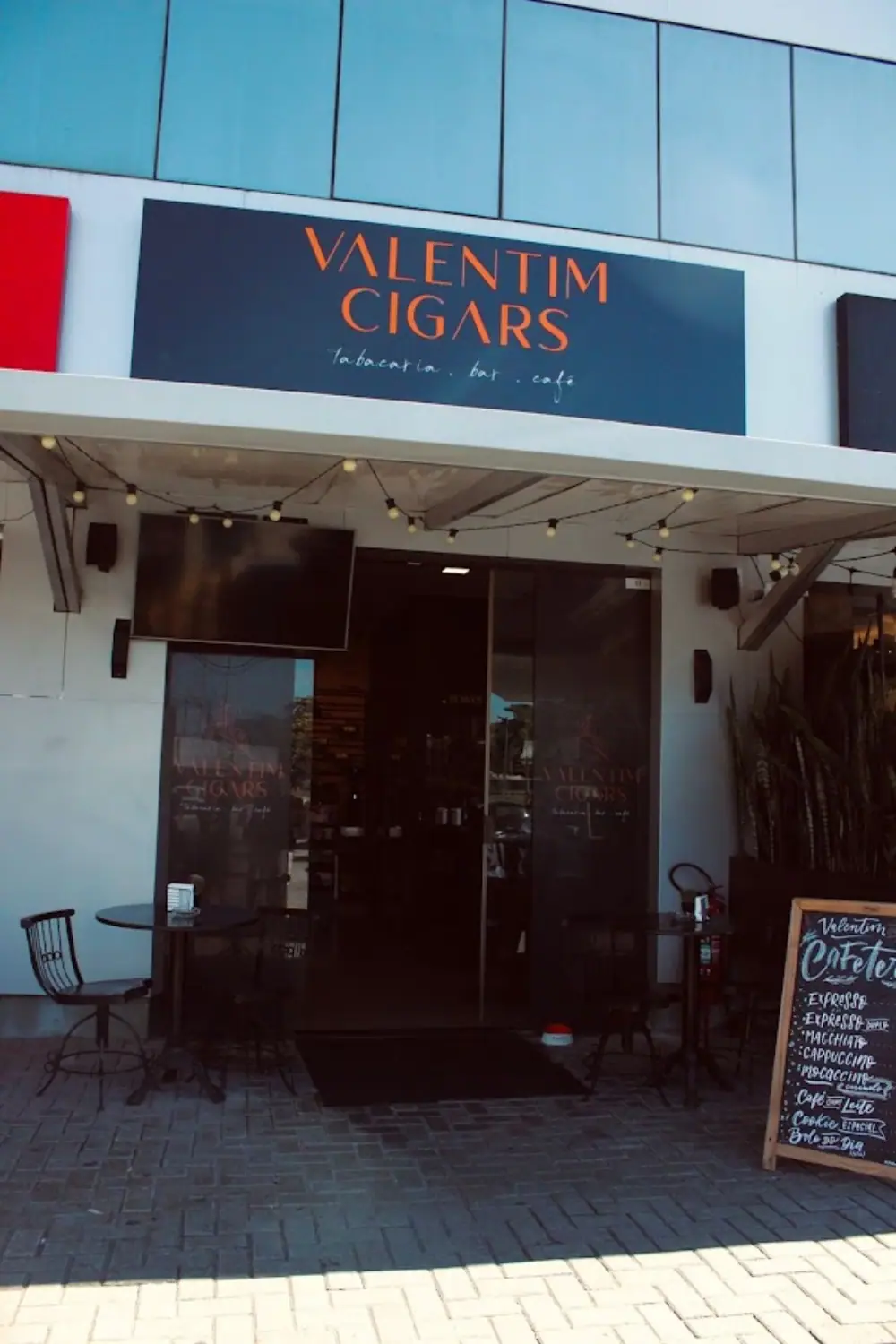 Valentim Cigars, Bar