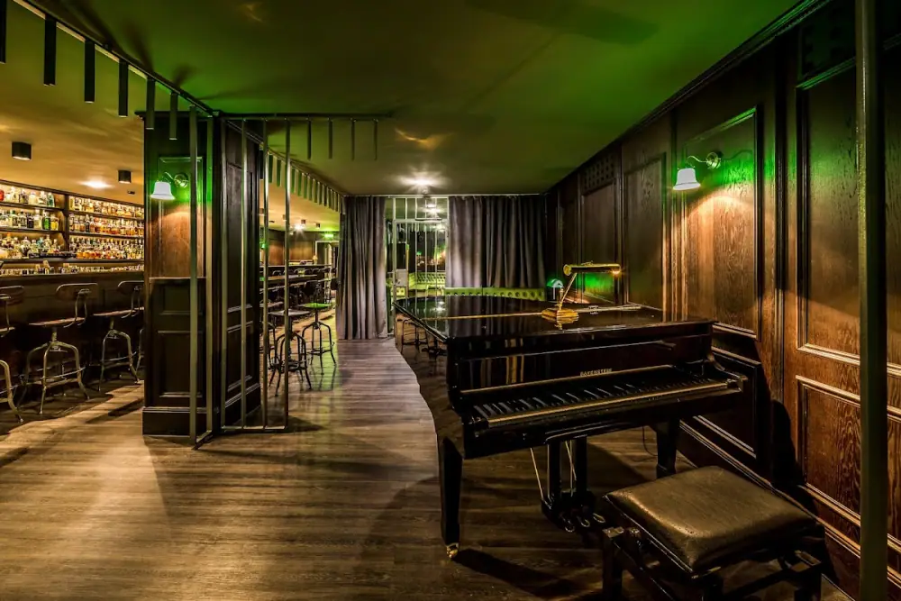 Jigger & Spoon, Bar