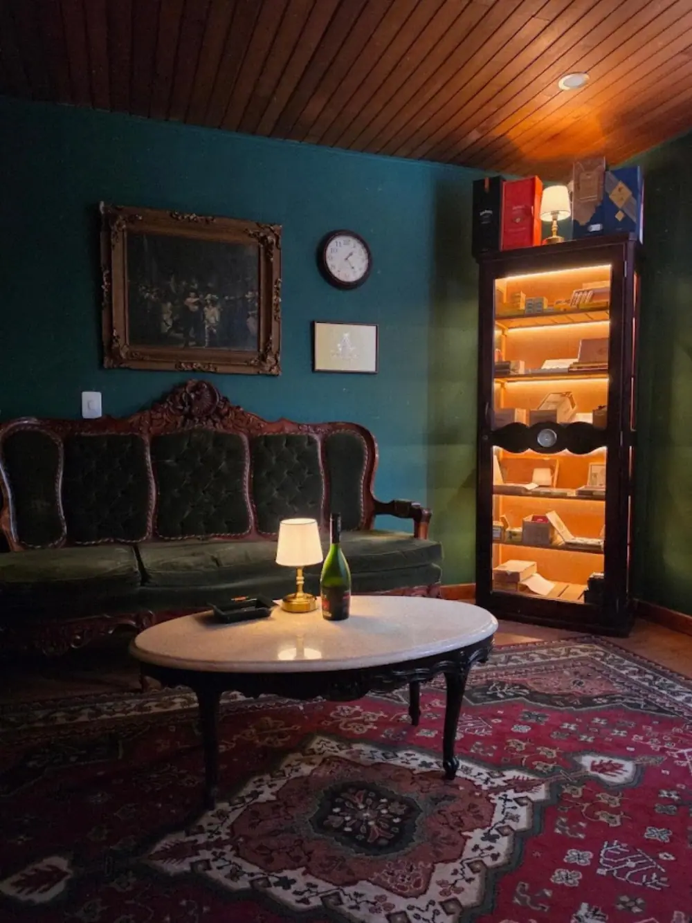 Habanos Cedritos Cigar Lounge, Lounge