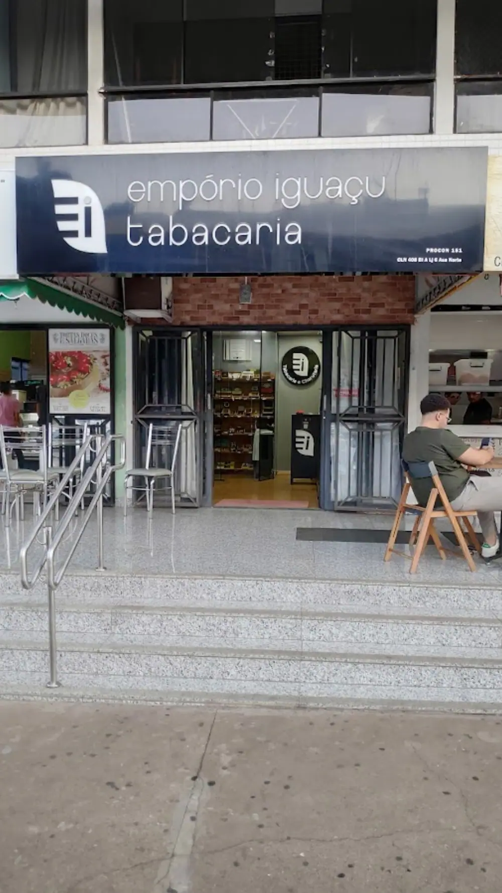 Empório Iguaçu Tabacaria, Cigar shop with seating
