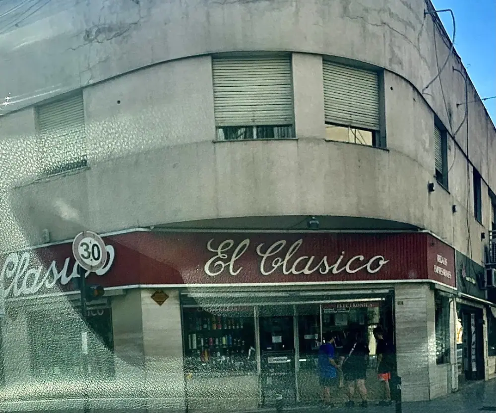 El Clásico S.A., Cigar shop with seating