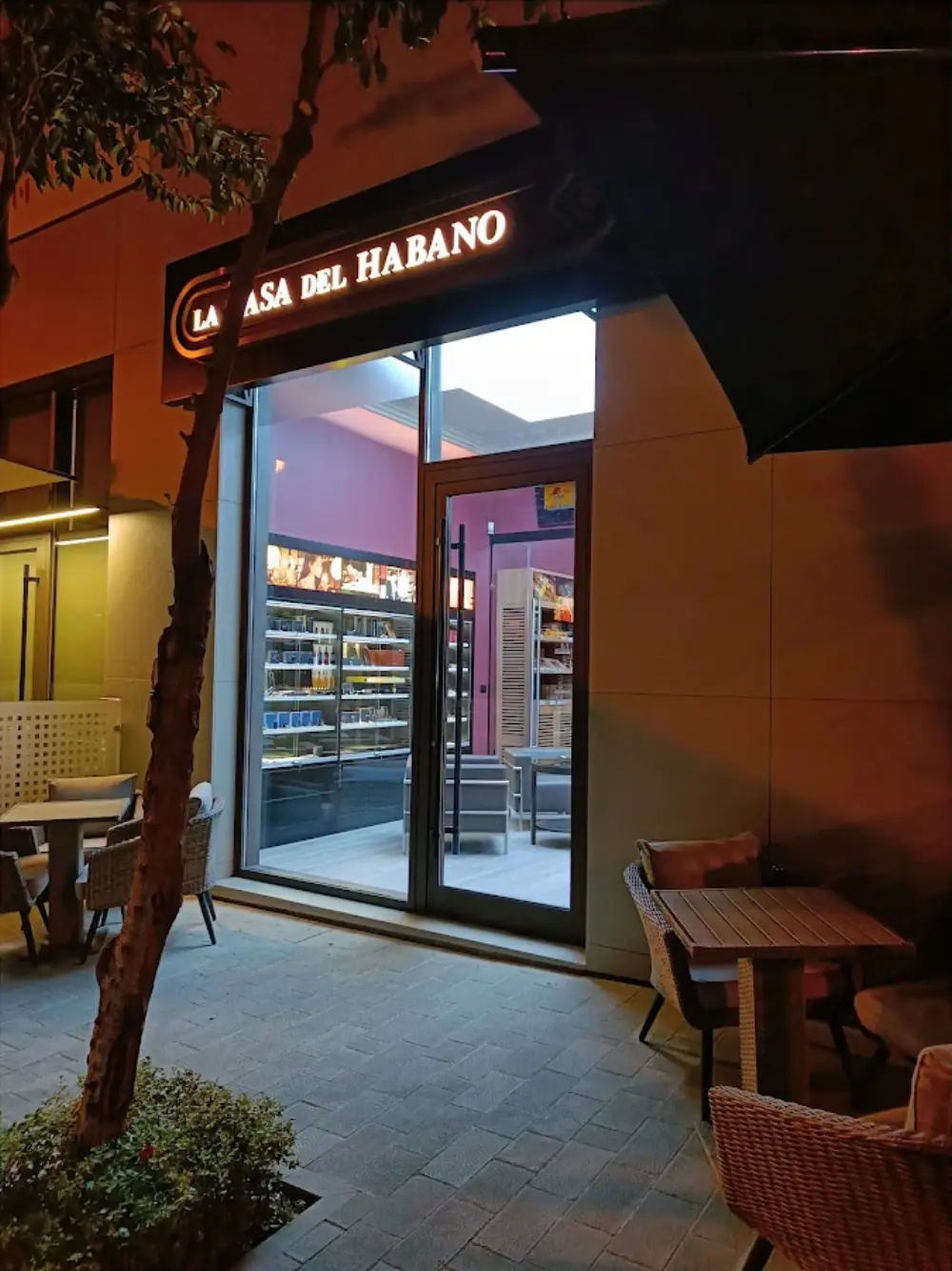La Casa Del Habano, Obchod s posezením