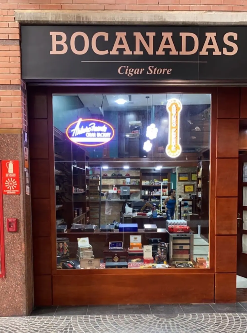 Bocanadas cigar store, Bar