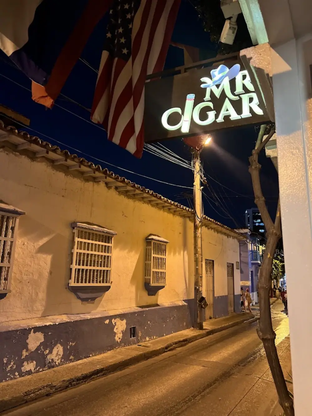 MR. Cigar, Bar