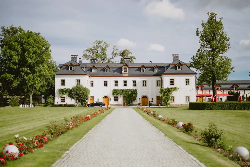 Pałac Pakoszów, Venkovní posezení