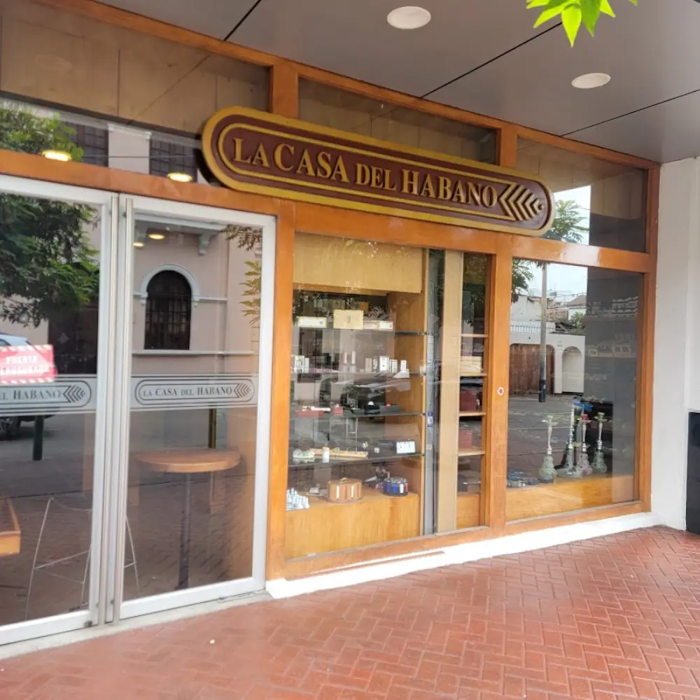 La Casa del Habano, Cigar shop with seating