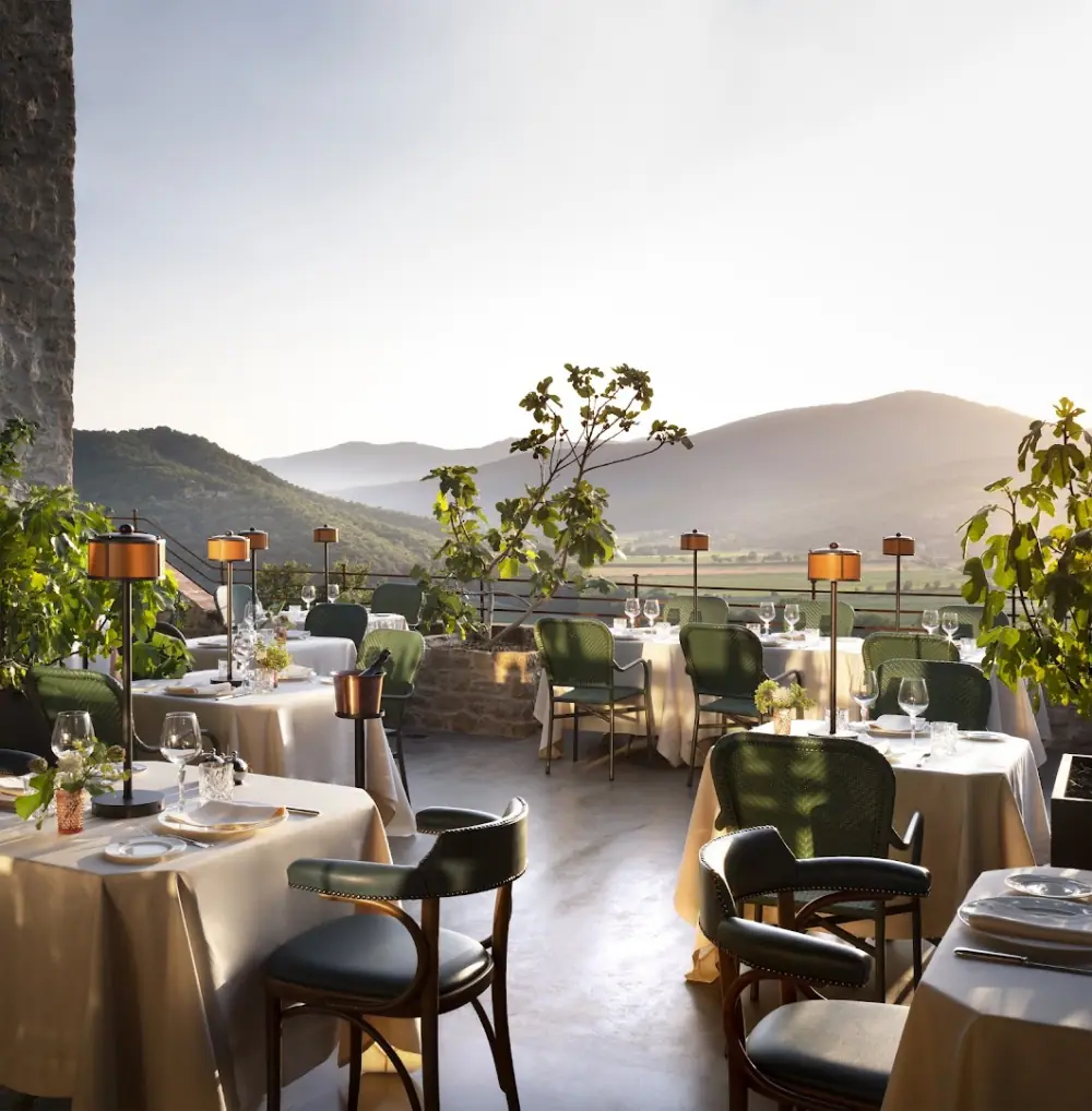 Castello di Reschio, Outdoor seating