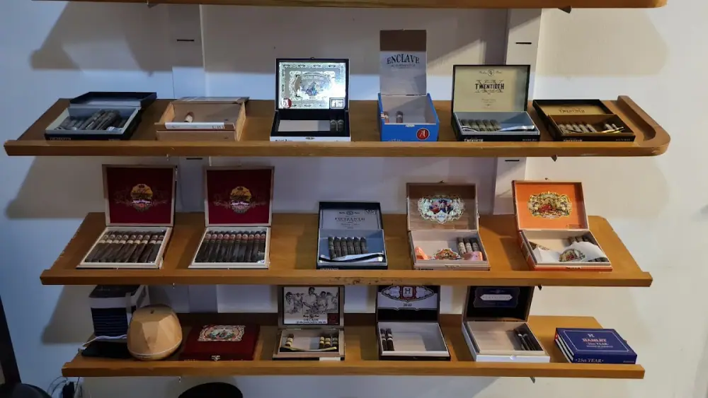 Caracas Cigar Store, Bar