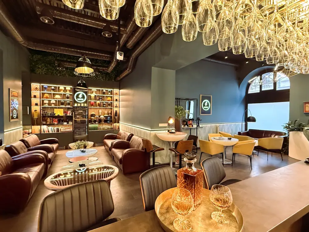 Budapest Cigar Lounge, Lounge