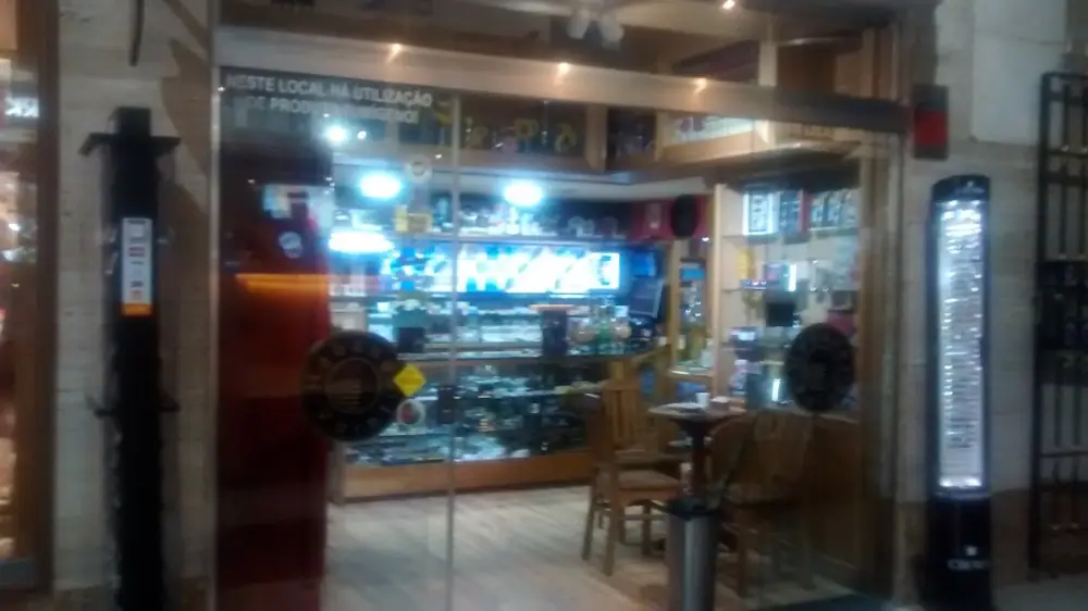 Gullo Tabacaria Centro, Cigar shop with seating