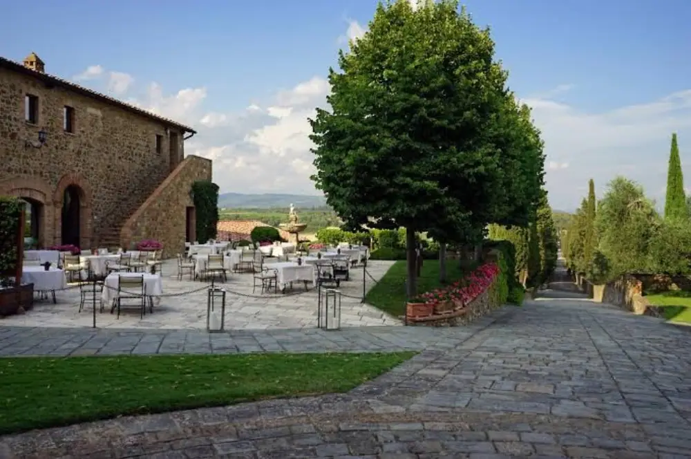 Castello Banfi Il Borgo, Outdoor seating
