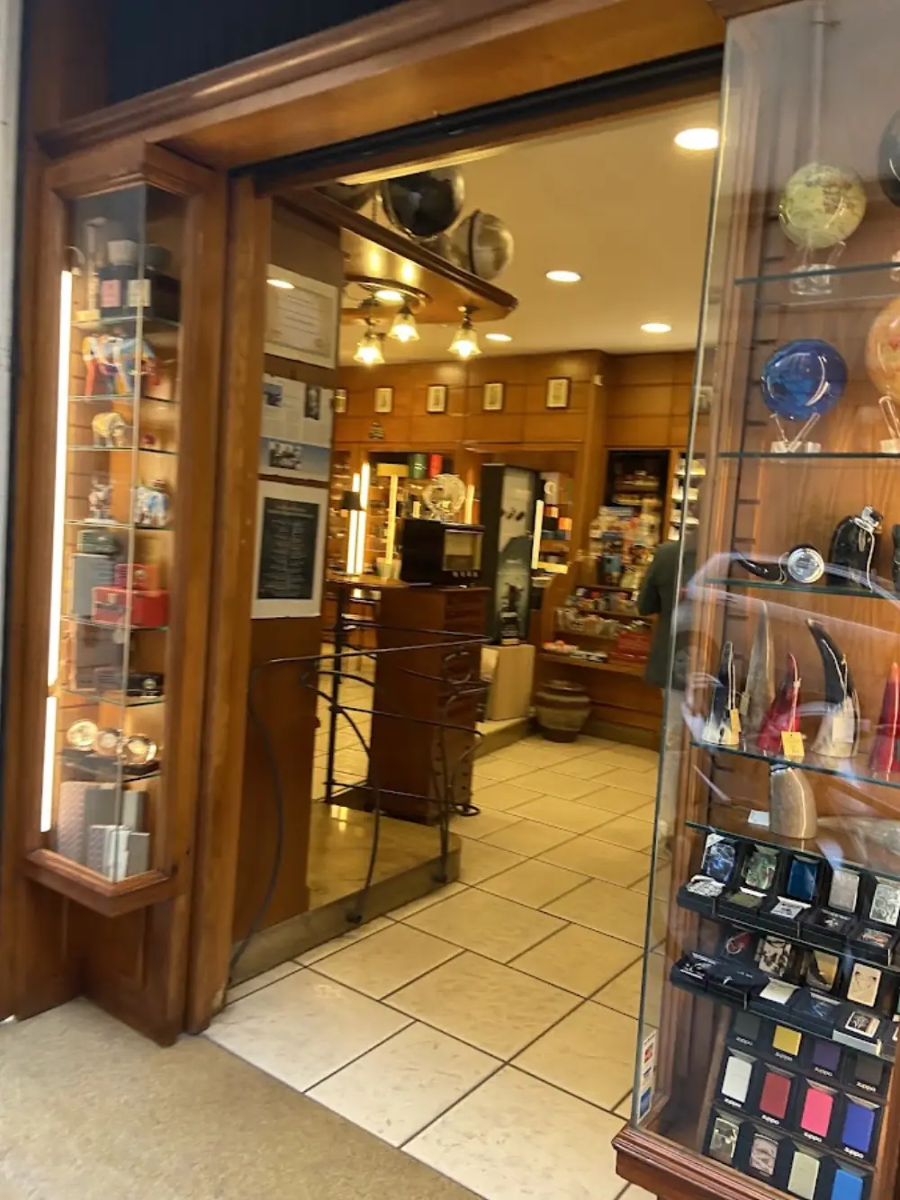 Sisimbro - La Casa del Habano Napoli, Cigar shop with seating