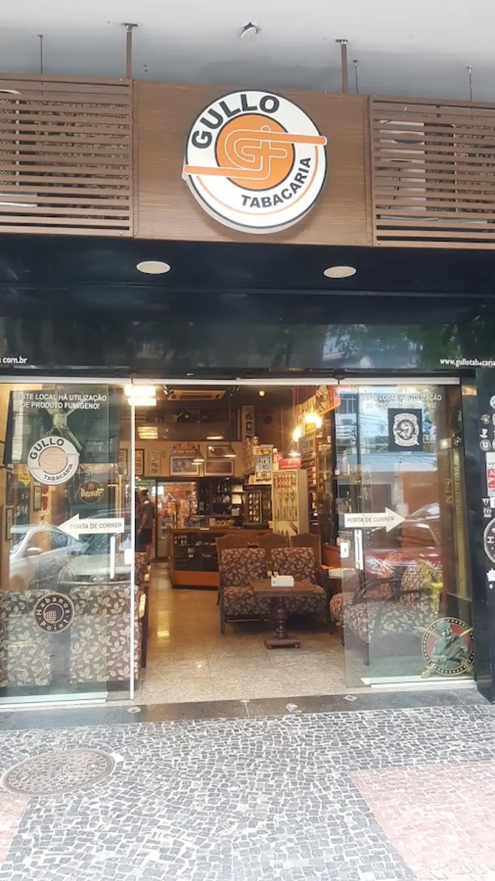 Gullo Tabacaria Tijuca, Cigar shop with seating