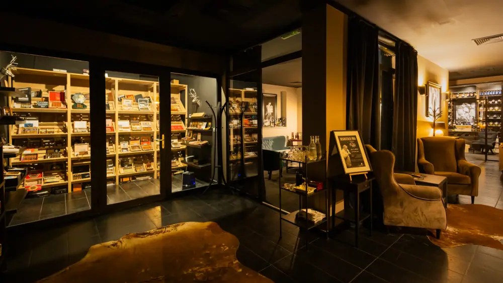 Sinatra Cigar Room, Lounge
