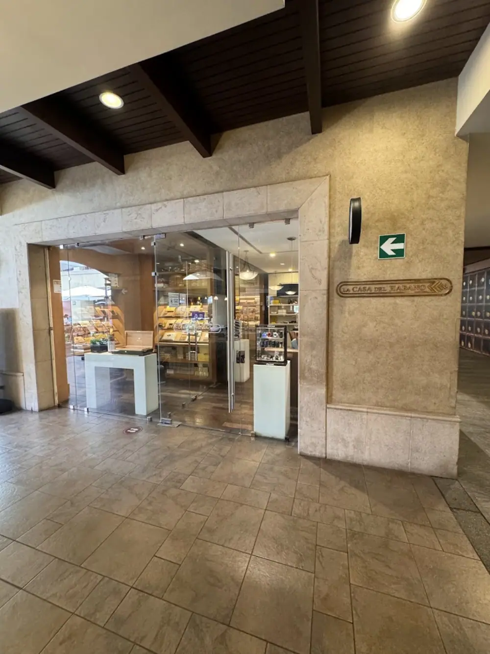 La Casa del Habano Guatemala, Cigar shop with seating