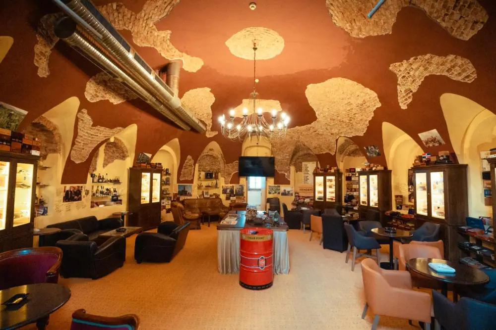 Cigar Point, Lounge