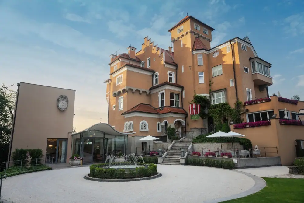 Hotel Schloss Mönchstein – Panorama Terrasse & Cigar Lounge, Lounge