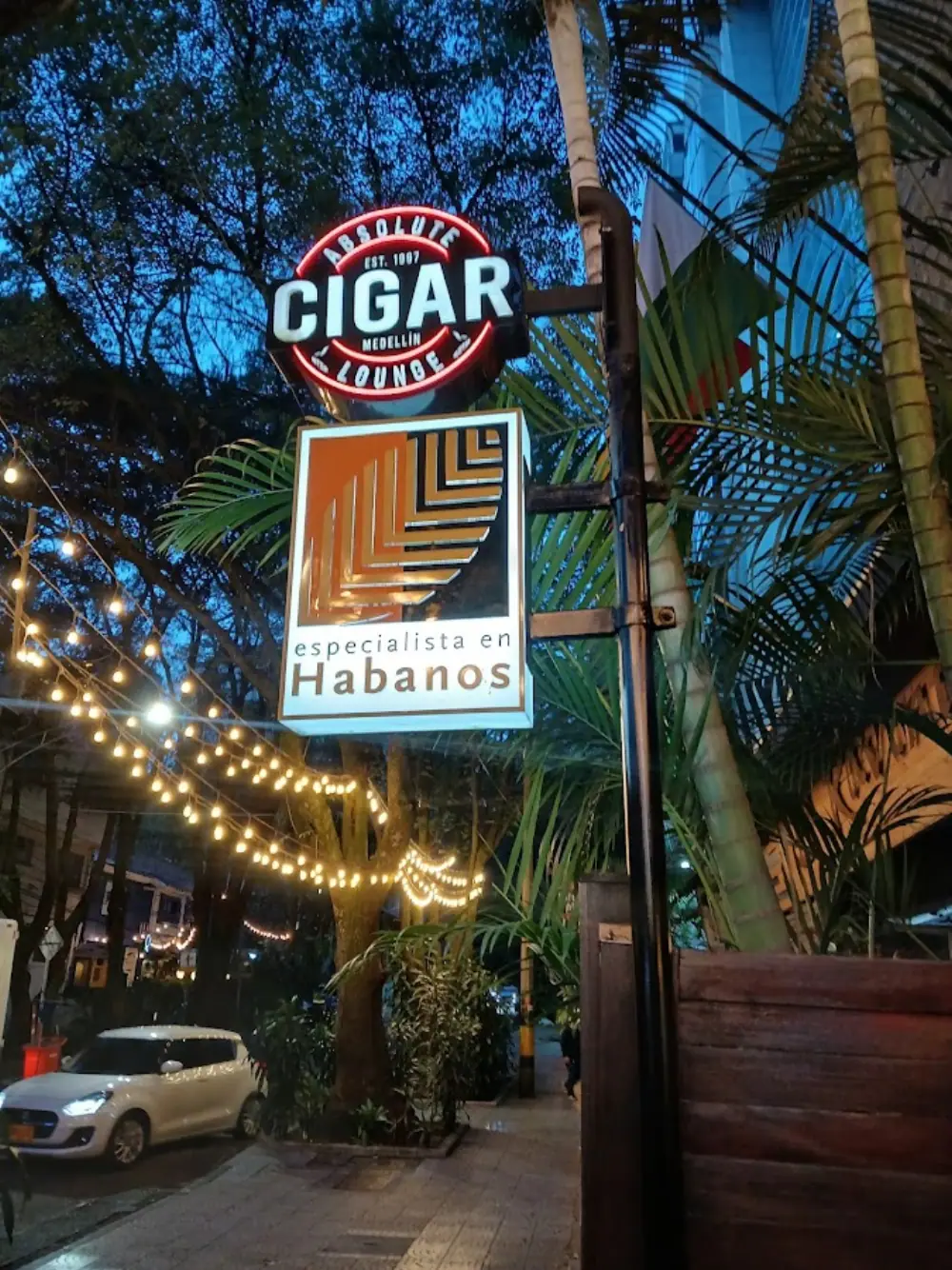 Absolute Cigar Lounge, Lounge