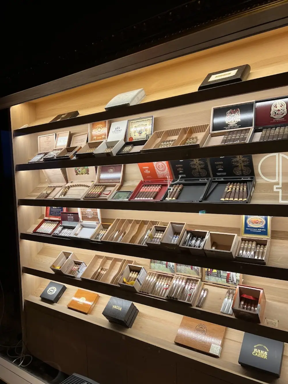 Royal Cigar Lounge, Lounge