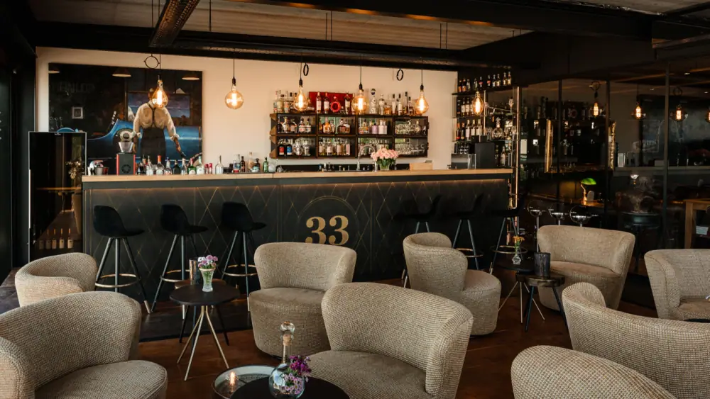 Cigar Lounge 33, Lounge