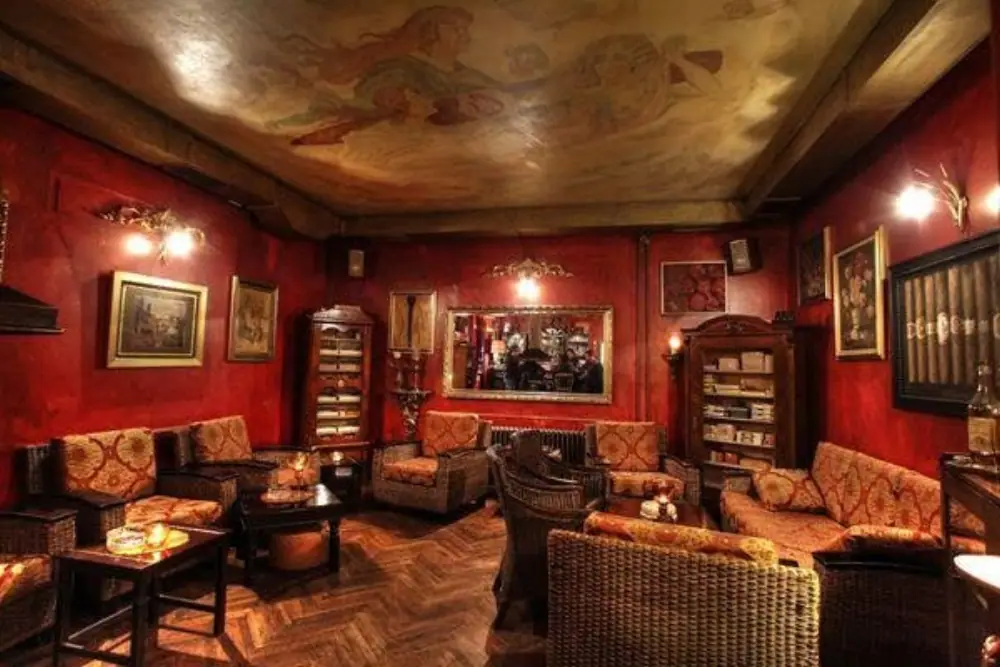 Cigar Club La Gloria, Lounge