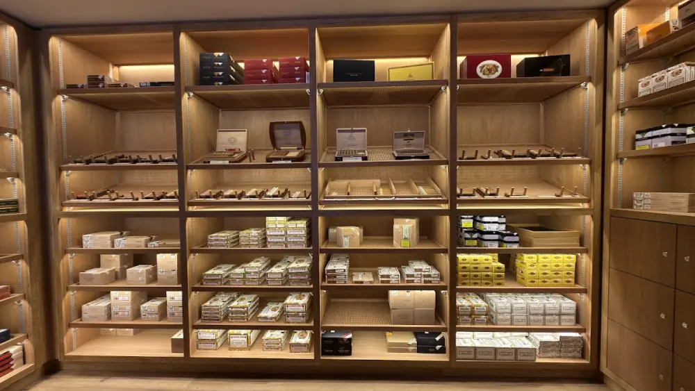La Casa del Habano Samnaun, Cigar shop with seating