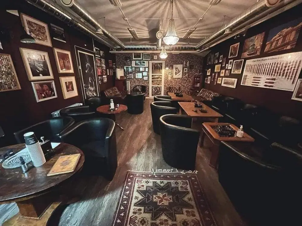 YxTobak, Cigar shop with seating