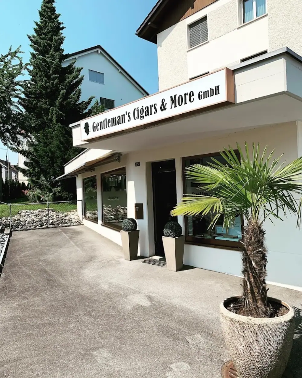Gentleman's Cigars & More GmbH, Cigar shop with seating