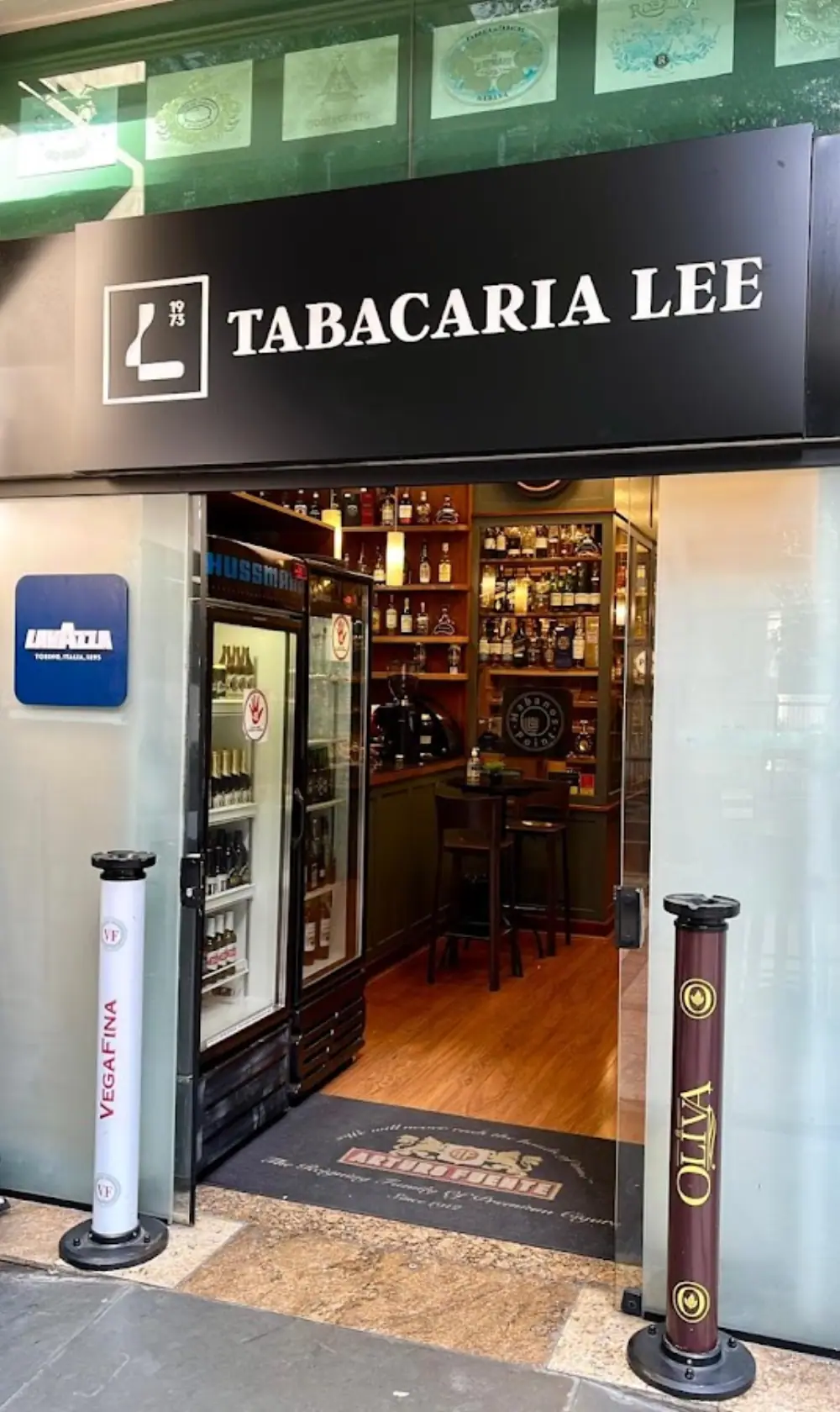Tabacaria Roma, Cigar shop with seating