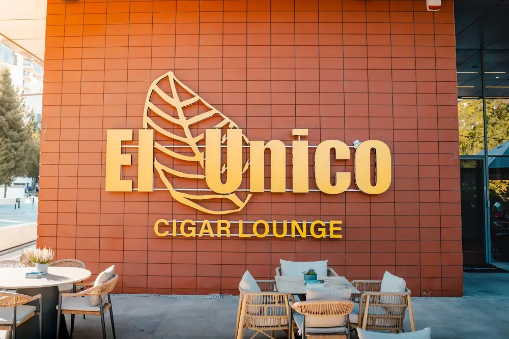 El Unico Cigar Lounge, Lounge
