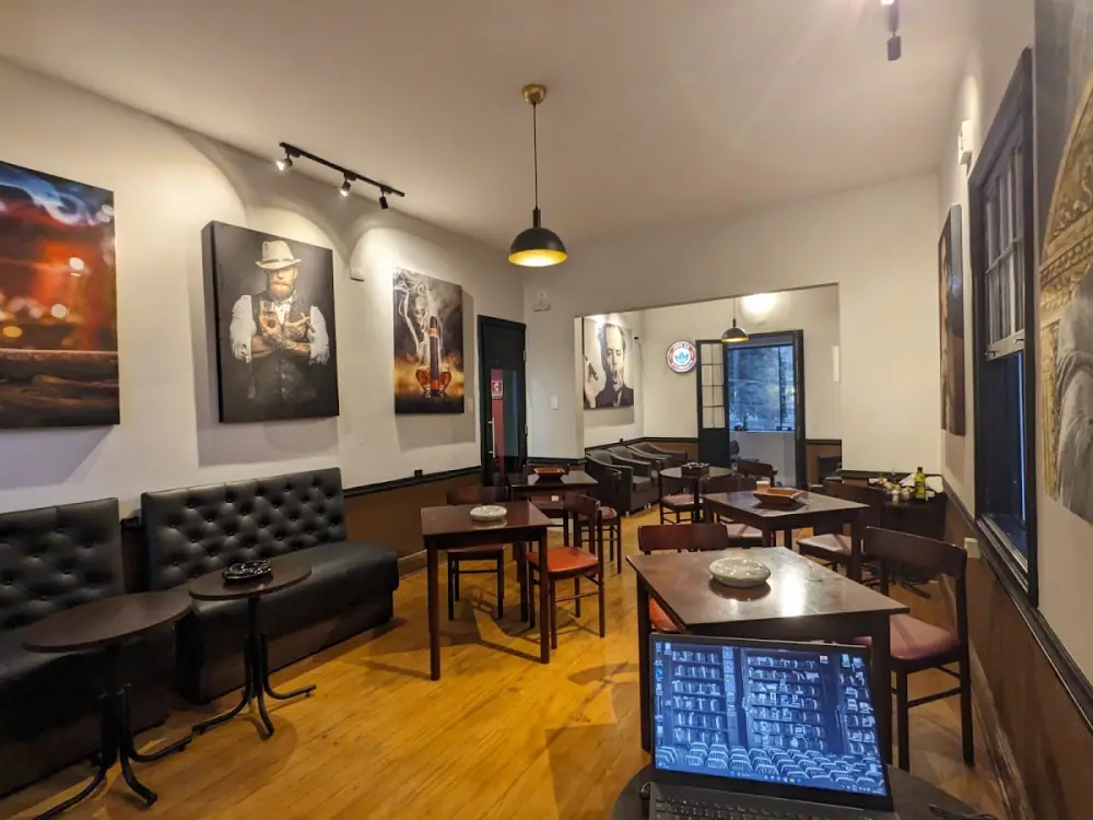 Cacique Cigars, Bar
