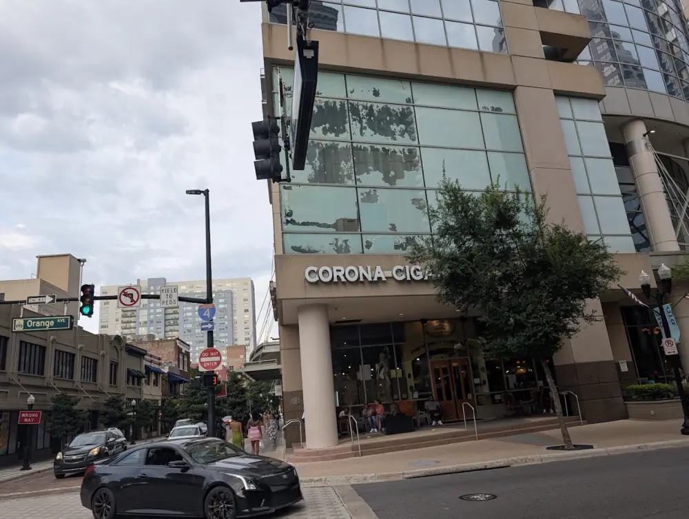 Corona Cigar Diamond Crown Lounge, Lounge