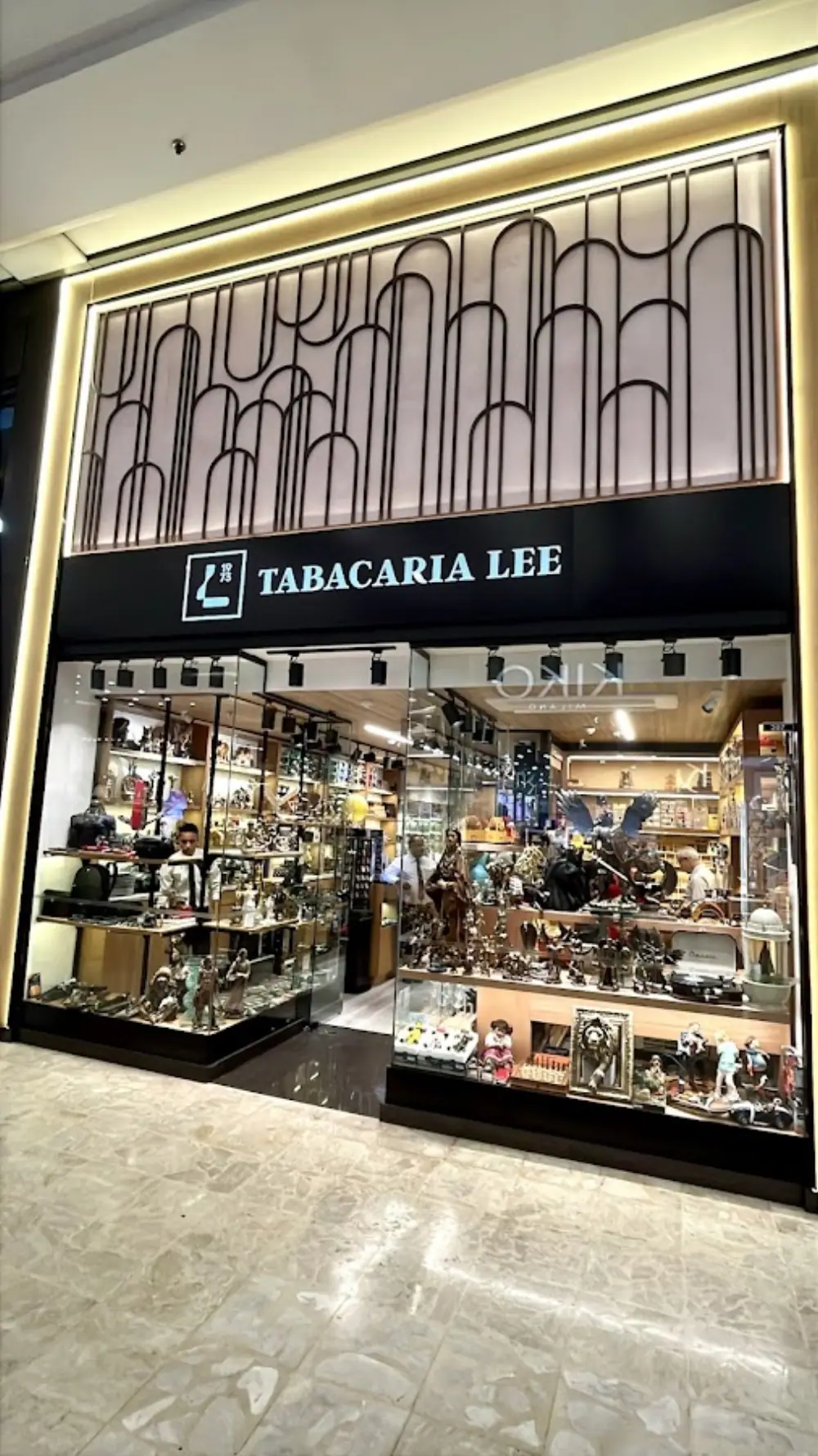 Tabacaria Lee, Obchod s posezením